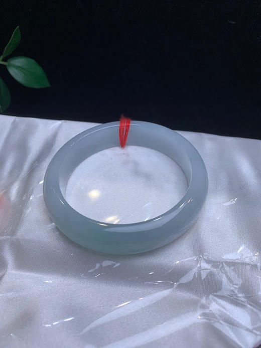 612984，55.5带绿底正圈手镯，清新干净，整条底妆很细腻，一节淡绿底，干净 商品图4