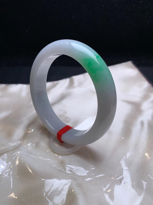 612981，58.5飘绿正圈手镯，版型好。清新干净，一节色阳绿。条形也不错 商品图1