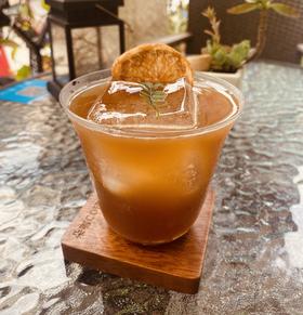 【菠萝冷萃特调咖啡】  (冷萃咖啡+菠萝汁+柠檬汁+百香果+糖浆)