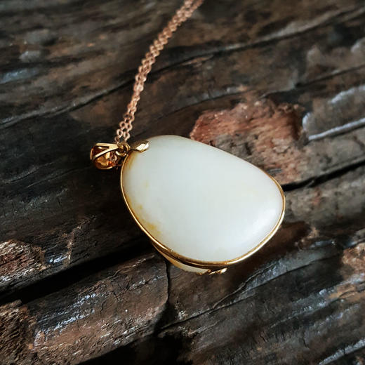 【天然正品】AU750黄金镶天然新疆籽料独籽真皮随形和田玉吊坠项链31.1*20.0*13.4MM（皆取最大值）女士现售价：3880！100525NJM03 商品图6