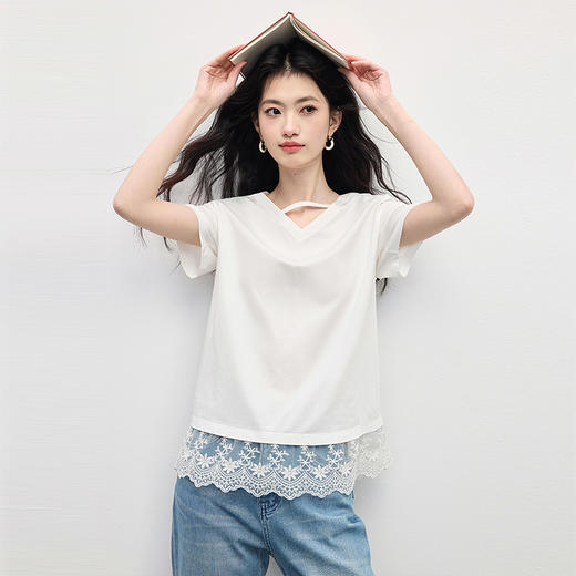 【专属特价】熙世界白色蕾丝拼接短袖T恤女2025年夏季新款宽松休闲独特V领上衣 商品图3