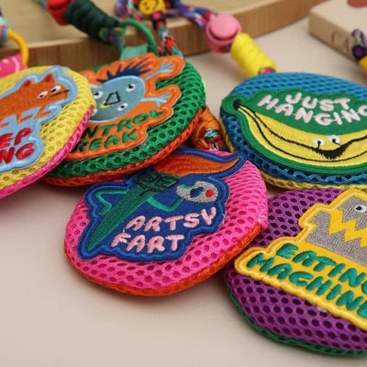 💥【ZBYEO 夏日多巴胺驱蚊收纳小包挂件】防蚊界的颜值担当，萌娃夏日必备！🦟🍃每个图案都可爱 都充满童真 还可作为耳塞耳机 🌸收纳袋使用 作为日常穿搭配饰也好看🎧𓏽*¨*•.¸¸♫ 商品图0