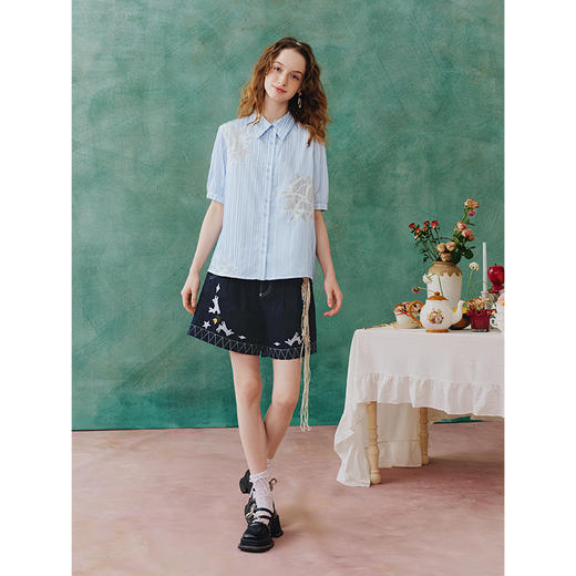 两三事 光影诗行 2025夏季新款文艺风刺绣条纹衬衫女宽松 商品图3