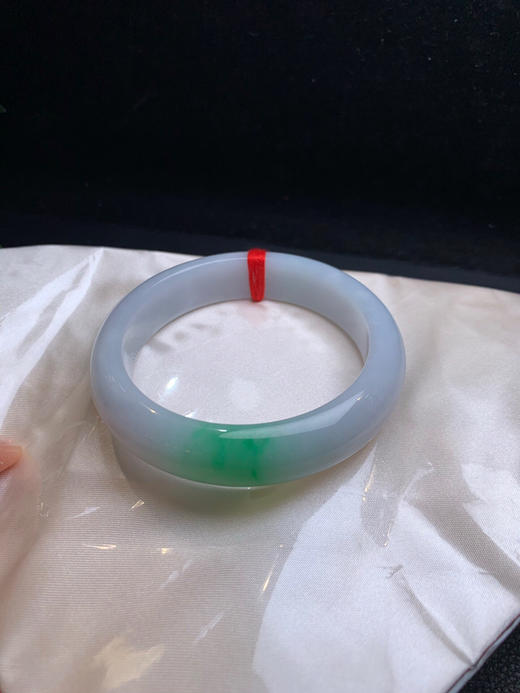 612981，58.5飘绿正圈手镯，版型好。清新干净，一节色阳绿。条形也不错 商品图3