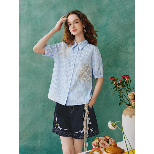 两三事 光影诗行 2025夏季新款文艺风刺绣条纹衬衫女宽松 商品图1