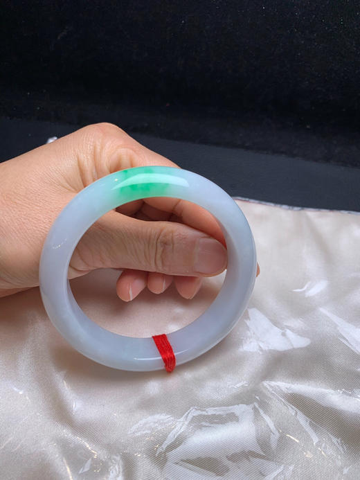 612981，58.5飘绿正圈手镯，版型好。清新干净，一节色阳绿。条形也不错 商品图5