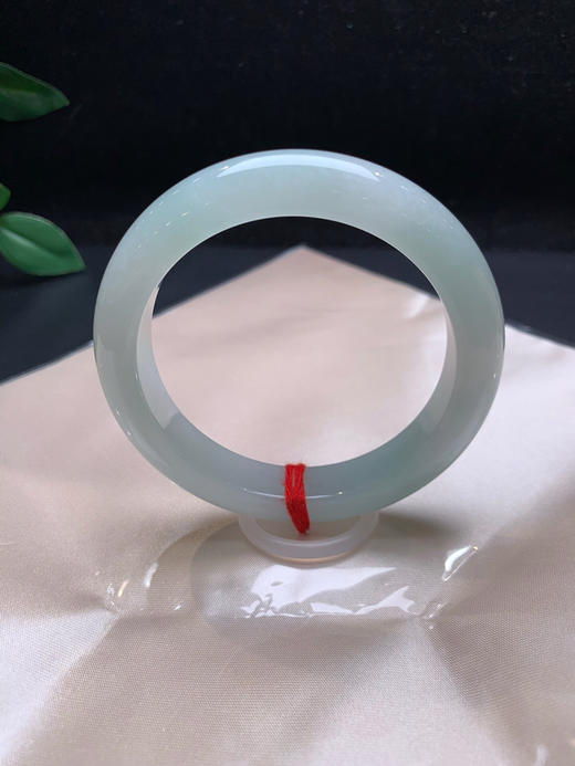 612987，57 淡晴底手镯，底子很细腻，整条淡绿底色。清新干净 商品图2