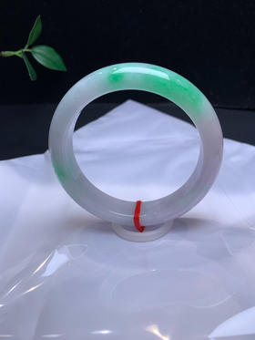 612992，58.5 飘绿手镯，俗称：白底青，一大截阳绿色，整条干净清爽