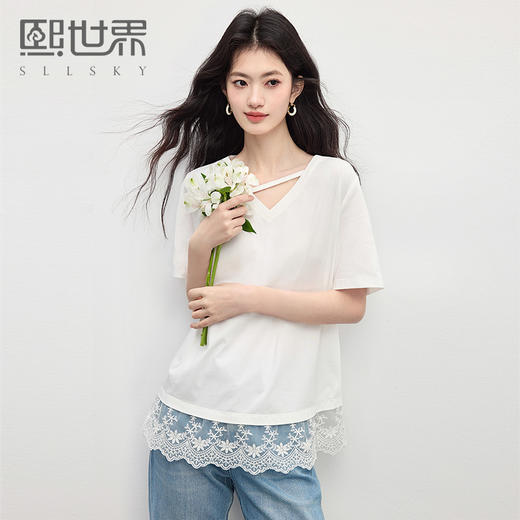 【专属特价】熙世界白色蕾丝拼接短袖T恤女2025年夏季新款宽松休闲独特V领上衣 商品图0