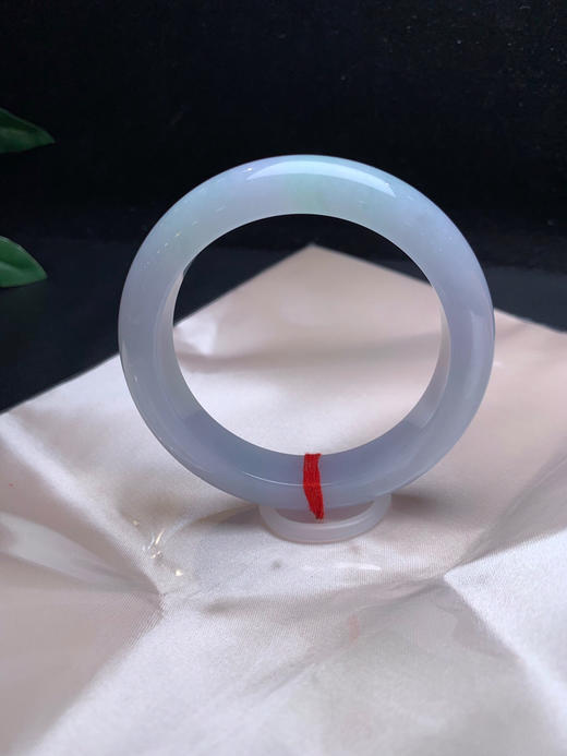 612982，57.5紫罗兰飘绿手镯，整圈带紫，飘淡雅的绿。整体干净清爽，底妆细 商品图2