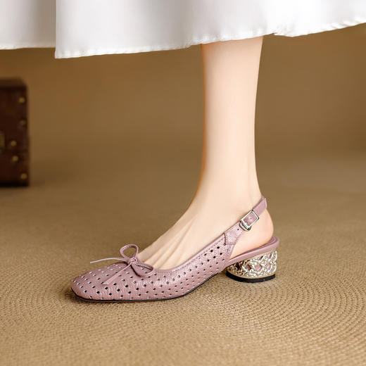 【预售5天】时尚镂空粗中跟牛皮蝴蝶结，包头凉鞋百搭方头洞洞鞋NJMK&K1601 商品图1