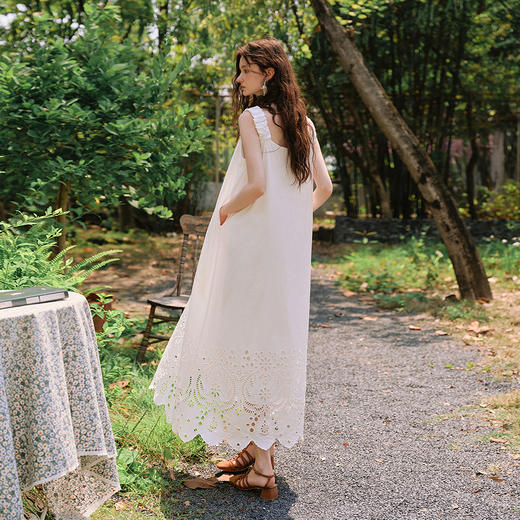 OLrain欧芮儿白色法式V领宽松刺绣连衣裙女夏季2025新款大摆长裙 商品图3