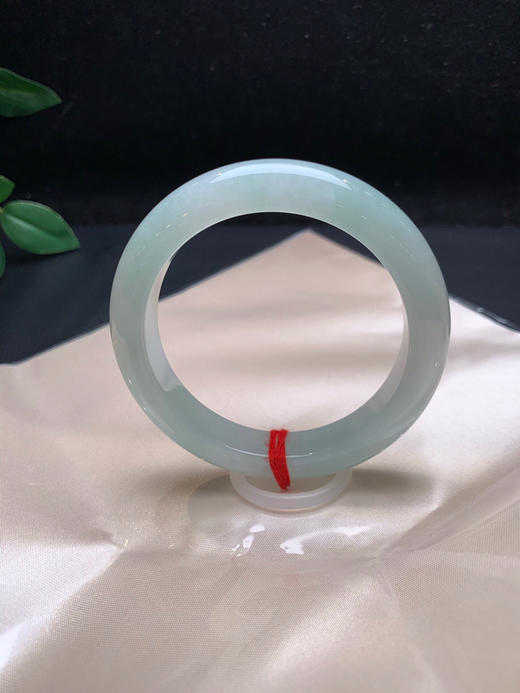 612987，57 淡晴底手镯，底子很细腻，整条淡绿底色。清新干净 商品图4