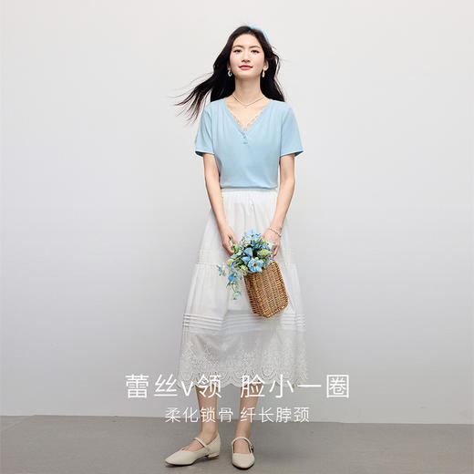 【专属特价】熙世界蓝色蕾丝边V领T恤女短袖夏季2025新款百搭休闲棉质正肩上衣 商品图2