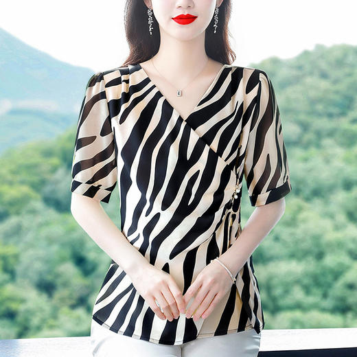 KQL 720G6376斑马纹V领短袖雪纺衫大码洋气显瘦 商品图2