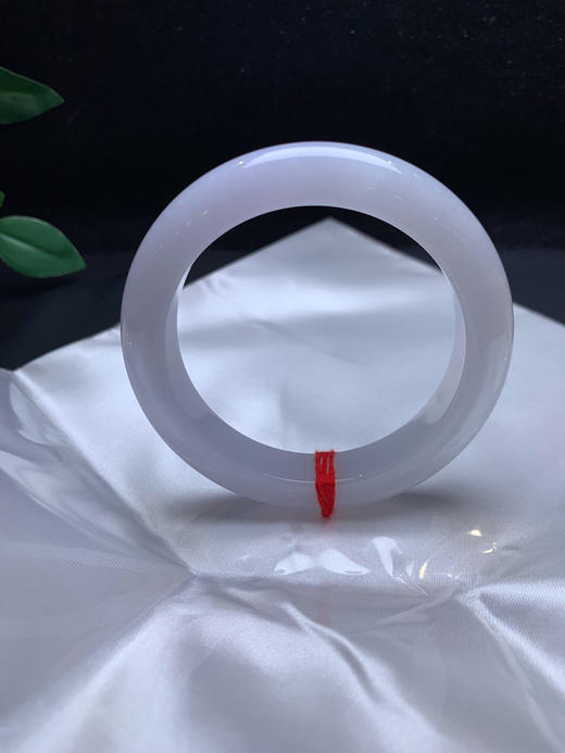 612986，57.2 淡紫罗兰手镯。整体底妆清爽细腻，一截淡紫滴，干净 商品图2