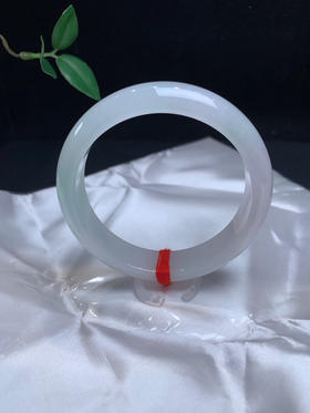 612994，58.8冰飘绿正圈。整体底妆非常清爽冰润。一截带清新淡雅的绿