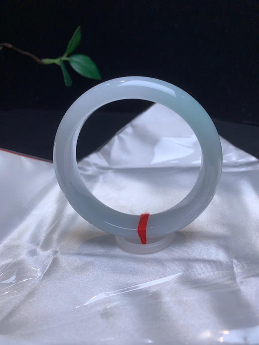 612984，55.5带绿底正圈手镯，清新干净，整条底妆很细腻，一节淡绿底，干净 商品图0