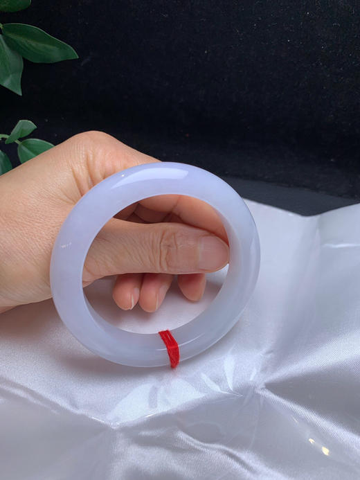 612986，57.2 淡紫罗兰手镯。整体底妆清爽细腻，一截淡紫滴，干净 商品图5