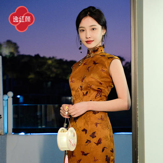 逸红颜鎏梦2025夏新款30道浸莨工艺25姆米花罗红云纱全开襟长旗袍 商品图3