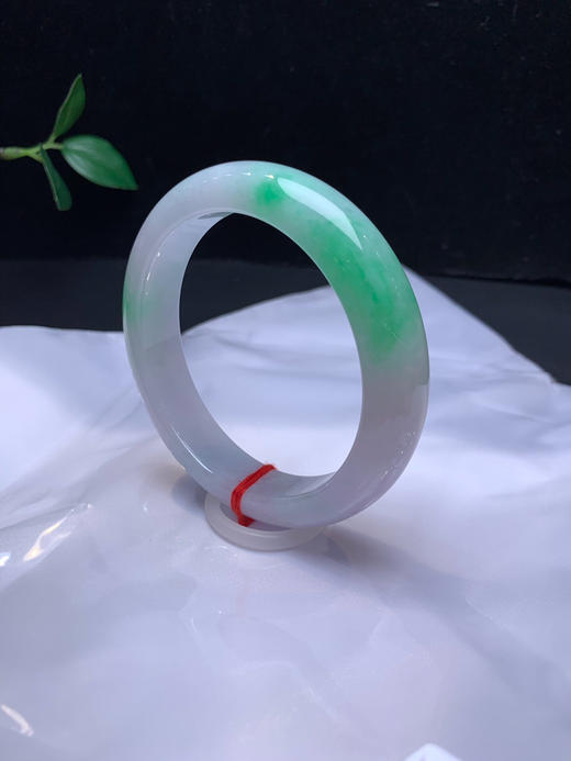 612992，58.5 飘绿手镯，俗称：白底青，一大截阳绿色，整条干净清爽 商品图3