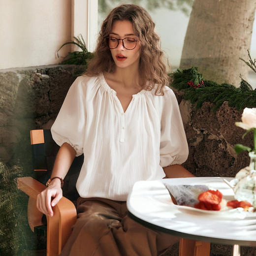 OLrain欧芮儿V领法式白色小上衣女夏季2025新款泡泡袖宽松套头衫 商品图3