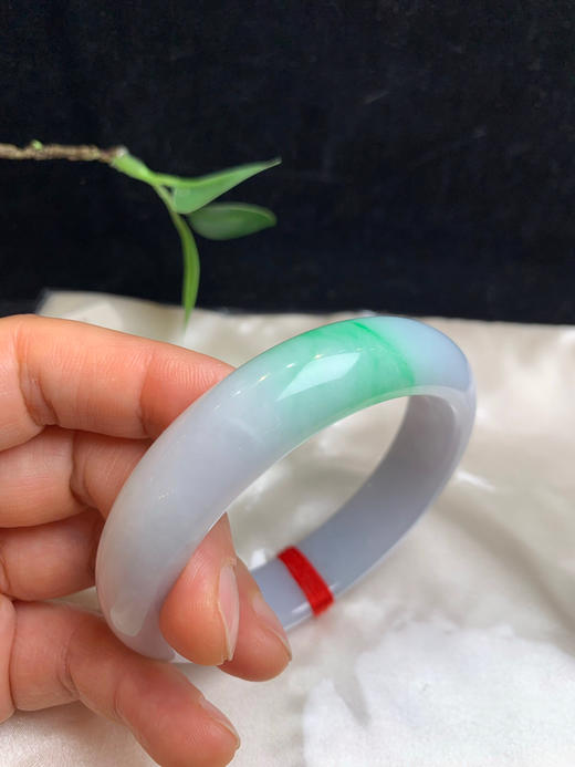 612981，58.5飘绿正圈手镯，版型好。清新干净，一节色阳绿。条形也不错 商品图4