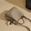 【预售3天】爆款流行复古包包女2025新款时尚斜挎包高级感百搭手提水桶包V91740 商品缩略图1