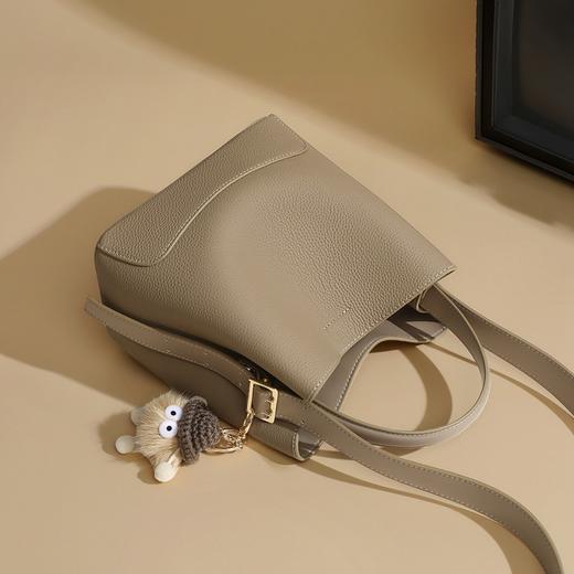 【预售3天】爆款流行复古包包女2025新款时尚斜挎包高级感百搭手提水桶包V91740 商品图1