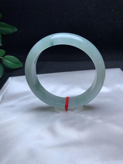 612983，58.5冰飘花手镯，整条底妆非常细腻干净， 胶胶润润的，飘清新蓝花 商品图3