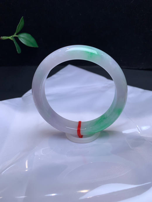 612992，58.5 飘绿手镯，俗称：白底青，一大截阳绿色，整条干净清爽 商品图2