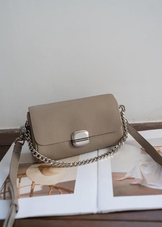 【预售3天】2025新款链条女包高级质感小包包复古简约斜挎小方包CD1870 商品图5