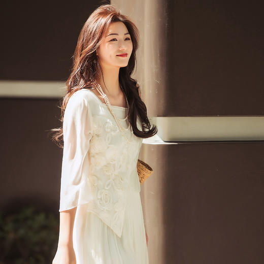 【林栖设计小店】【林栖推荐】（现货）2025年春夏新品桑蚕丝白玫瑰拼真丝连衣裙传统复古修身长裙N1952509 商品图4