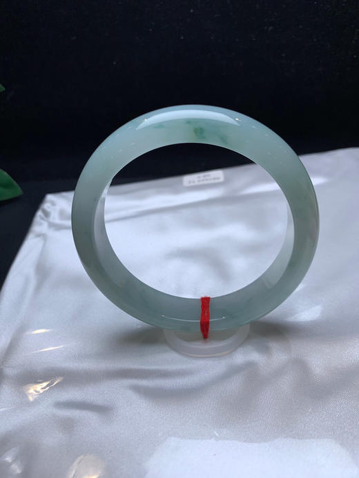 612983，58.5冰飘花手镯，整条底妆非常细腻干净， 胶胶润润的，飘清新蓝花 商品图2