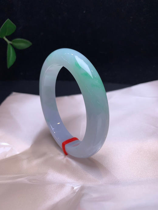 612995，56.2 淡春彩手镯，淡紫底色，飘阳绿色，底子特别细 商品图3