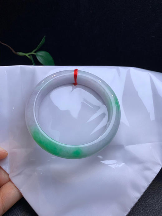 612992，58.5 飘绿手镯，俗称：白底青，一大截阳绿色，整条干净清爽 商品图4