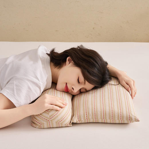 royal down荞麦壳三角枕，草本荞麦壳填充透气不发霉，三角形状物理牵引、拉伸肩颈。100全棉可拆卸枕套，舒适亲肤 商品图2