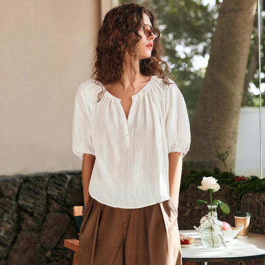 OLrain欧芮儿V领法式白色小上衣女夏季2025新款泡泡袖宽松套头衫 商品图0