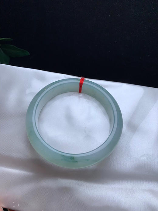 612983，58.5冰飘花手镯，整条底妆非常细腻干净， 胶胶润润的，飘清新蓝花 商品图4