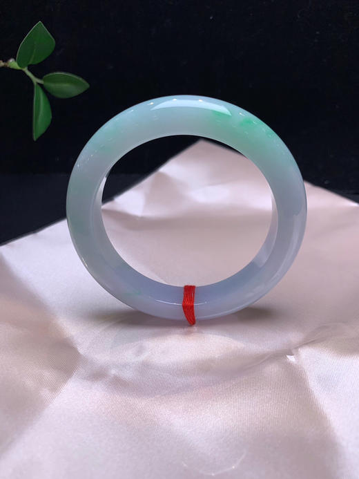 612995，56.2 淡春彩手镯，淡紫底色，飘阳绿色，底子特别细 商品图1