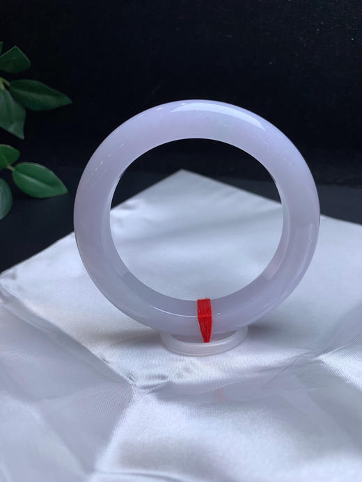 612989，58.5淡紫底手镯 。整体带紫底，粉粉嫩嫩的，干净清爽 商品图1