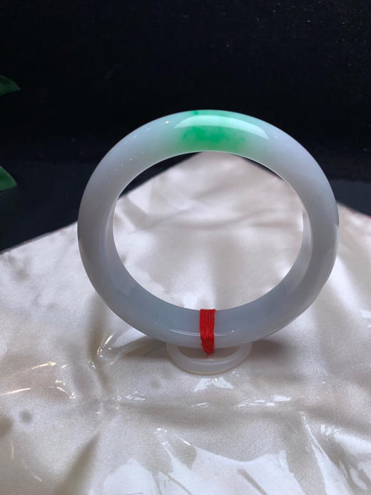 612981，58.5飘绿正圈手镯，版型好。清新干净，一节色阳绿。条形也不错 商品图0