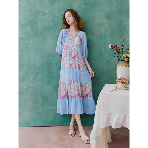 两三事 晴海花园 2025夏季新款度假风印花拼接灯笼袖连衣裙 商品图1