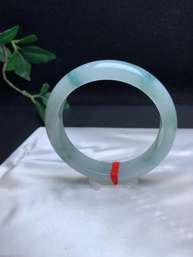 612996，58.5冰飘花手镯，整条底妆非常细腻干净， 胶胶润润的，飘清新蓝花，清秀