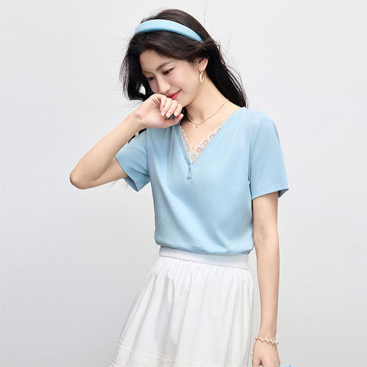 【专属特价】熙世界蓝色蕾丝边V领T恤女短袖夏季2025新款百搭休闲棉质正肩上衣 商品图3