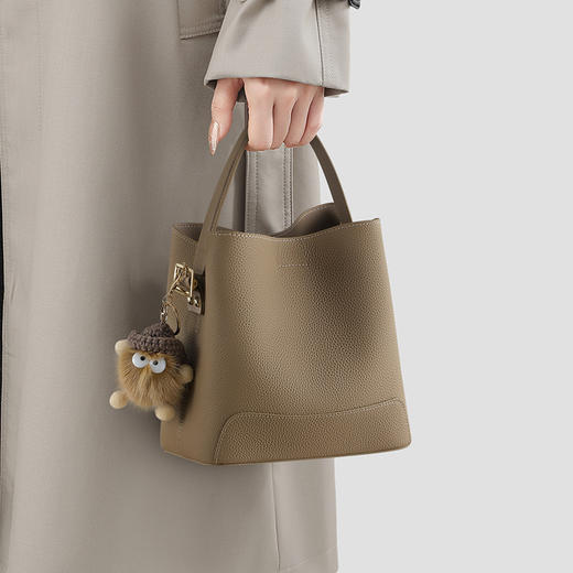 【预售3天】爆款流行复古包包女2025新款时尚斜挎包高级感百搭手提水桶包V91740 商品图0