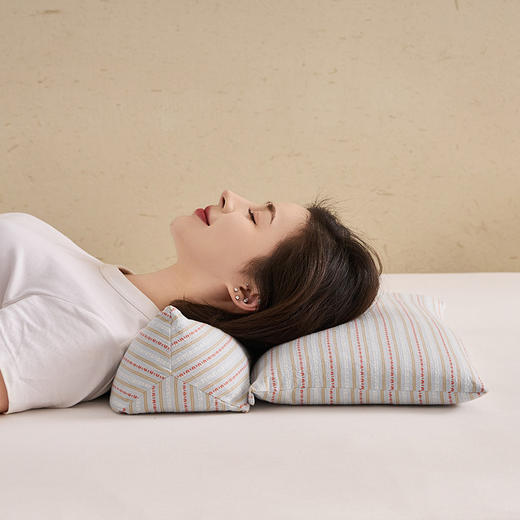 royal down荞麦壳三角枕，草本荞麦壳填充透气不发霉，三角形状物理牵引、拉伸肩颈。100全棉可拆卸枕套，舒适亲肤 商品图4