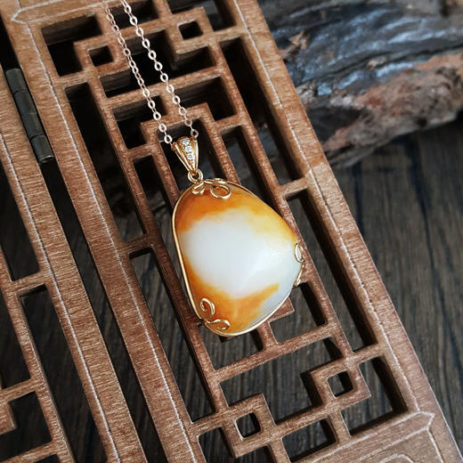 【天然正品】AU750黄金镶天然新疆籽料独籽真皮随形和田玉吊坠项链31.1*20.0*13.4MM（皆取最大值）女士现售价：3880！100525NJM03 商品图7