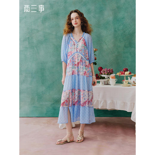 两三事 晴海花园 2025夏季新款度假风印花拼接灯笼袖连衣裙 商品图0