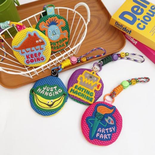 💥【ZBYEO 夏日多巴胺驱蚊收纳小包挂件】防蚊界的颜值担当，萌娃夏日必备！🦟🍃每个图案都可爱 都充满童真 还可作为耳塞耳机 🌸收纳袋使用 作为日常穿搭配饰也好看🎧𓏽*¨*•.¸¸♫ 商品图6